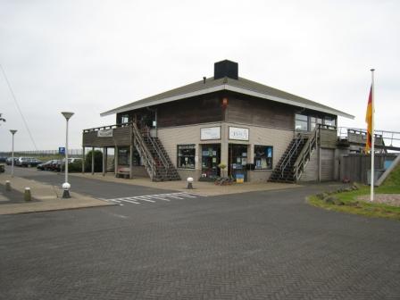 Het havenkantoor en Restaurant in Schokkerhaven